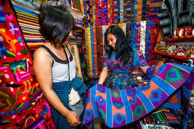 Souvenirwinkel in Guatemala geopend dankzij microkrediet via Oikocredit