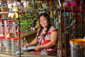 Internationale Vrouwendag Oikocredit Nederland Filipijnen microkrediet_Teresa in haar winkel.jpg