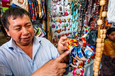 Domingo laat zien wat hij m.b.v. microkrediet via Oikocredit allemaal verkoopt in zijn souvenirwinkel